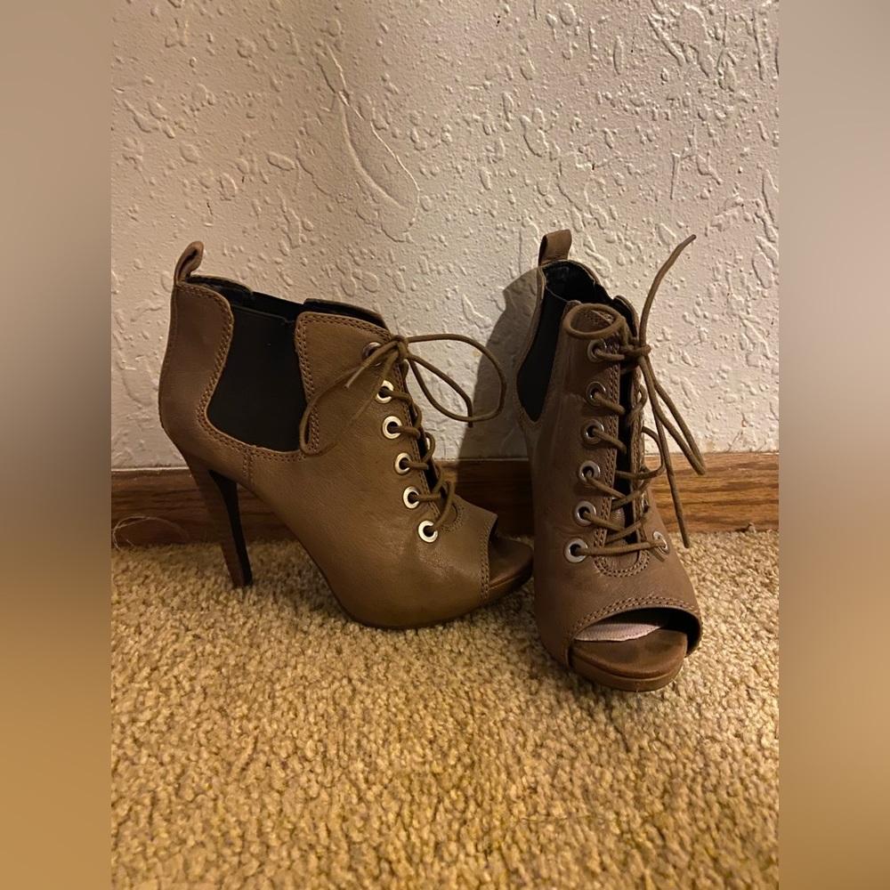 Selling these cute brown high heels